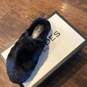 JSLIDES faux fur Sleepy cozy slippers black size 7 new with a box.